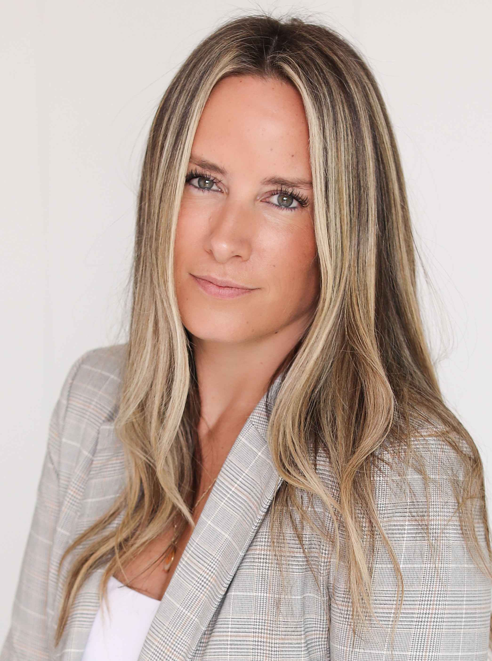 lucy-from-dubai-portfolio-profile-model-voice-over-presenters