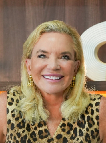 Nicolette host in dubai  Nicolette