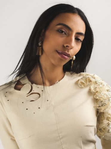 Hasna Modelling Discover Hanas unique portfolio on MMG Talent!